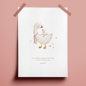 Peut inclure: Une impression aquarelle représentant une oie mère et son petit. L'oie mère porte un ruban rose. Le texte suivant est inclus : "Comme une mère console son enfant, ainsi je vous consolerai. Ésaïe 66:13."