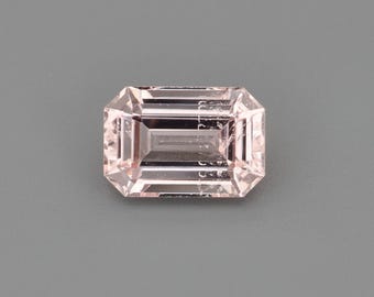 Natuurlijke, onverhitte saffier van 0,7 ct, roze-oranje kleur, smaragd, 5,96 x 4,08 mm