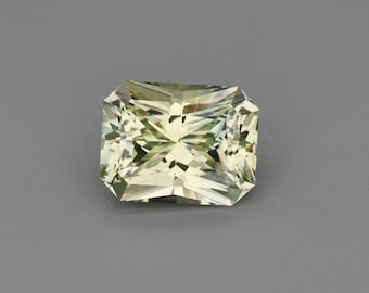 1,41 ct Natuurlijke, onverhitte saffier met geelgroene/blauwgroene schittering, 7,03 x 5,40 mm