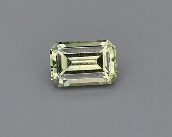 Natuurlijke, onverhitte saffier van 0,69 ct, geelgroen / gele smaragd, 5,91 x 4,00 mm