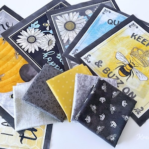 Könnte beinhalten: Eine Sammlung dekorativer Stoffquadrate und gemusterter Stoffe. Die Quadrate zeigen Designs zum Thema Bienen, darunter eine Honigwabe, Gänseblümchen und den Satz „Keep Calm & Buzz On“. Die Stoffe umfassen graue, gelbe und schwarze Muster.