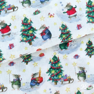 Peut inclure: Tissu blanc avec un motif répété de souris festives, d'arbres de Noël, de cadeaux et d'étoiles. Les souris sont vêtues de tenues d'hiver, certaines tenant des bougies ou des baguettes. Les arbres de Noël sont décorés de boules et de lumières rouges.