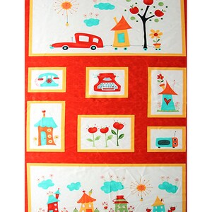 Könnte beinhalten: Ein rot-weißes Stoffpaneel mit skurrilen Illustrationen. Das Design umfasst ein rotes Auto, Häuser, Blumen, einen Baum mit Äpfeln sowie ein Retro-Telefon, eine Schreibmaschine und ein Radio. Der Hintergrund ist rot mit gelben Rändern.