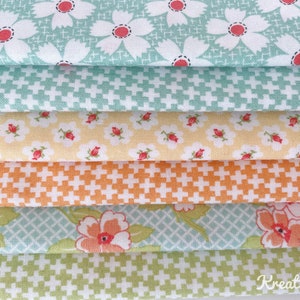 K&ouml;nnte beinhalten: Ein Stapel bunter Stoffmuster mit floralen und geometrischen Mustern. Die Stoffe zeigen wei&szlig;e G&auml;nsebl&uuml;mchen mit roten Zentren, Pluszeichen und andere florale Designs in Gr&uuml;n-, Gelb- und Oranget&ouml;nen. Der Text "Kreativ-fee" ist sichtbar.