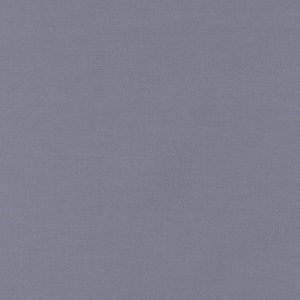 Könnte beinhalten: Ein einfarbiger, hellblauer Stoff mit einem dezenten, strukturierten Muster. Das Material scheint dicht gewebt zu sein und erzeugt eine glatte, gleichmäßige Oberfläche. Die Farbe ist ein gedämpfter, kühler Ton, der für verschiedene Anwendungen geeignet ist.