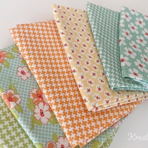 K&ouml;nnte beinhalten: Eine Sammlung gefalteter Stoffquadrate in verschiedenen Mustern und Farben. Die Stoffe weisen florale, geometrische und Kreuzschraffur-Designs in Orange-, Gelb-, Gr&uuml;n- und Blaut&ouml;nen auf. Die Stoffe sind f&auml;cherf&ouml;rmig angeordnet.