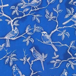 Peut inclure: Un tissu bleu vif avec un motif répété d'oiseaux blancs perchés sur des branches avec des feuilles. Les oiseaux et les branches sont détaillés avec des lignes fines, créant un design classique d'inspiration naturelle. Idéal pour la couture et l'artisanat.