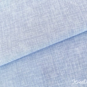 Könnte beinhalten: Nahaufnahme eines hellblauen Stoffes mit weißem Kreuzschraffurmuster. Der Stoff ist gefaltet und zeigt seine Textur und Webart. Das Material wird wahrscheinlich für Kleidung oder Heimdekoration verwendet.