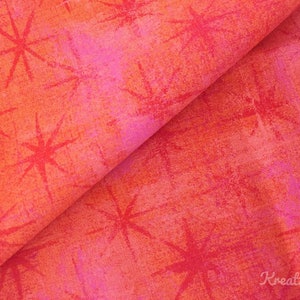 Peut inclure: Tissu pli&eacute; avec un motif abstrait vibrant. Le tissu pr&eacute;sente un m&eacute;lange de teintes orange, rouge et rose, avec un aspect textur&eacute;. Des motifs d'&eacute;clats d'&eacute;toiles rouges sont dispers&eacute;s sur la surface, cr&eacute;ant un effet visuel dynamique. Le tissu convient &agrave; divers projets d'artisanat.