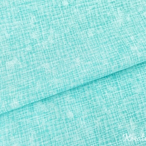 Puede incluir: Un trozo de tela doblada en color turquesa claro con un patrón blanco en forma de cuadrícula. La tela tiene un aspecto suave y texturizado, con sutiles variaciones en el tejido. El diseño general es simple y moderno, adecuado para varios proyectos de manualidades.