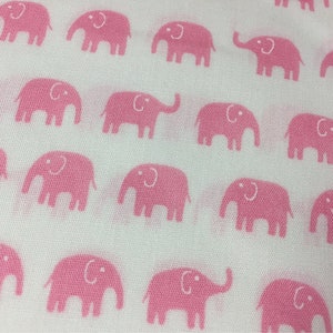 Puede incluir: Tela blanca con un patr&oacute;n repetitivo de elefantes rosas. Cada elefante est&aacute; representado en un estilo simple de dibujos animados, con una trompa curva y orejas grandes. Los elefantes est&aacute;n espaciados uniformemente en la tela.