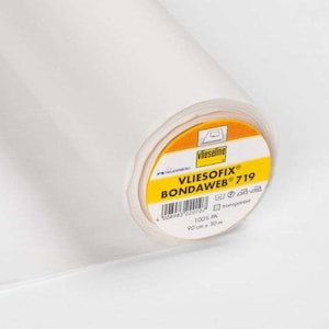 Könnte beinhalten: Eine Rolle weißen Vliesofix Bondaweb 719 Stoffes. Das Etikett zeigt den Markennamen, Produktdetails und die Maße von 90 cm x 30 m. Der Stoff ist transparent und besteht aus 100% PA.