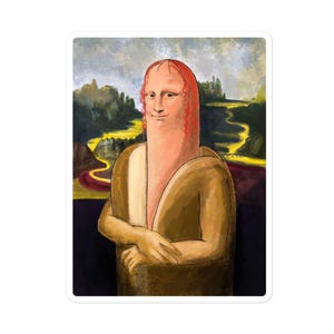 Puede incluir: Una pegatina que presenta una parodia humorística de la Mona Lisa. La cabeza de la figura es alargada y se asemeja a un perrito caliente, con pelo rojo. El fondo representa un paisaje con un río y montañas, al estilo de la pintura original.