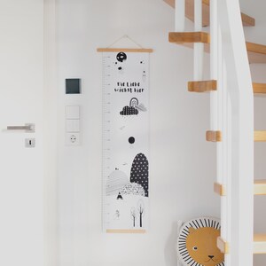 Messlatte Kinderzimmer | „Die Liebe wächst hier“ | Geschenk zur Geburt & Taufe | skandinavisches Design | inkl. Pfeilsticker