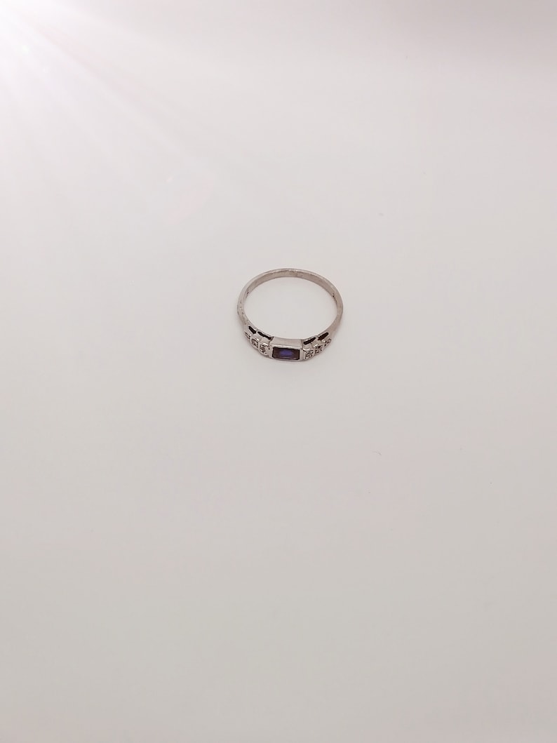 Sapphire ring and glittering 18k gold