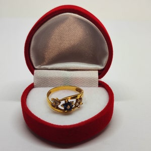 Anel com safiras e zircões em ouro 18k