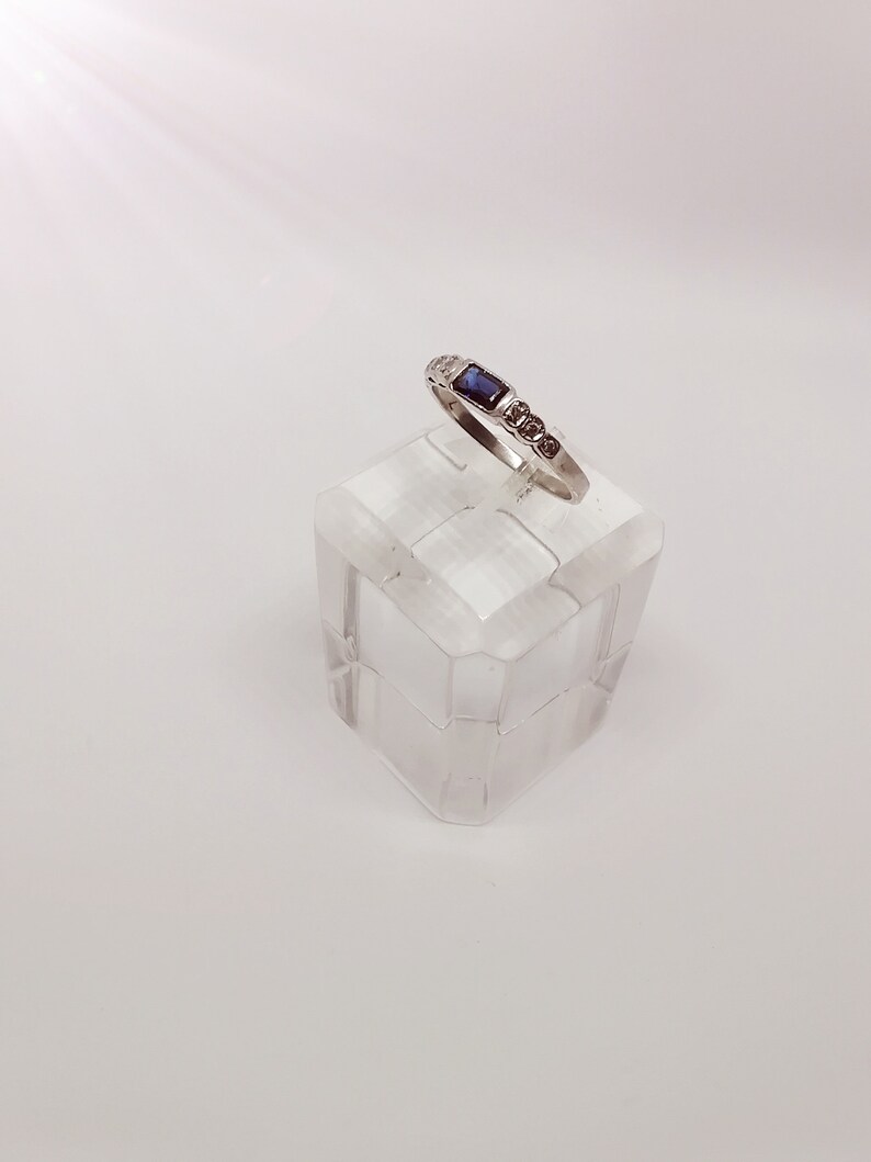 Sapphire ring and glittering 18k gold