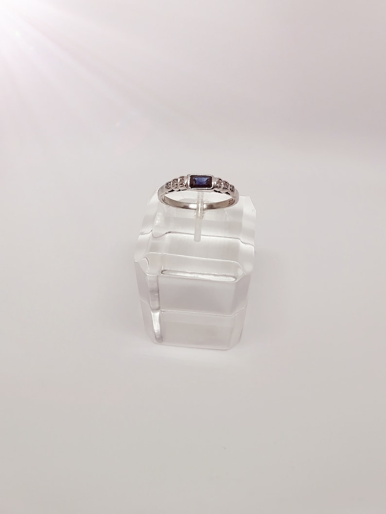 Sapphire ring and glittering 18k gold