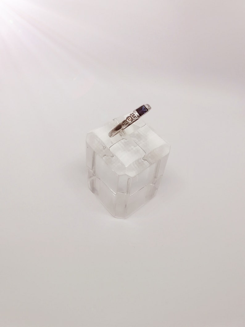 Sapphire ring and glittering 18k gold