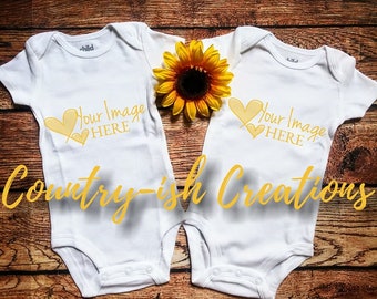 Onesie Mock-up für Zwillinge oder zwei Designs