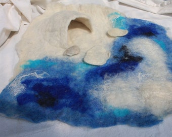 Ice landscape, a large play mat made of felt with a cave, sea, ice floes and snow fields, 3 ice floes included as accessories