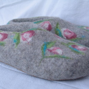 Women&#39;s Old Pink Roses on Grey Felt Slippers Felt Shoes Slippers Wool Felt Sole Hut Shoe Puschen Finches