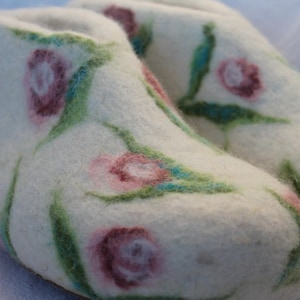 Women&#39;s autumn roses felt slippers felt shoes slippers wool felt sole cabin shoe slippers finches