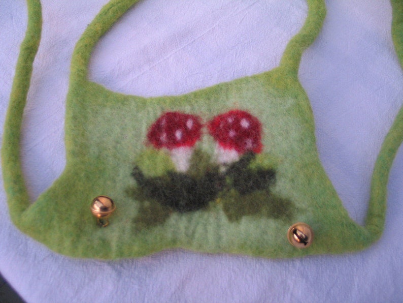 Hand-felted horse leash with fly agaric motif and 2 little bells, horse harness, wool, playing horses, Waldorf, Apfelgrün