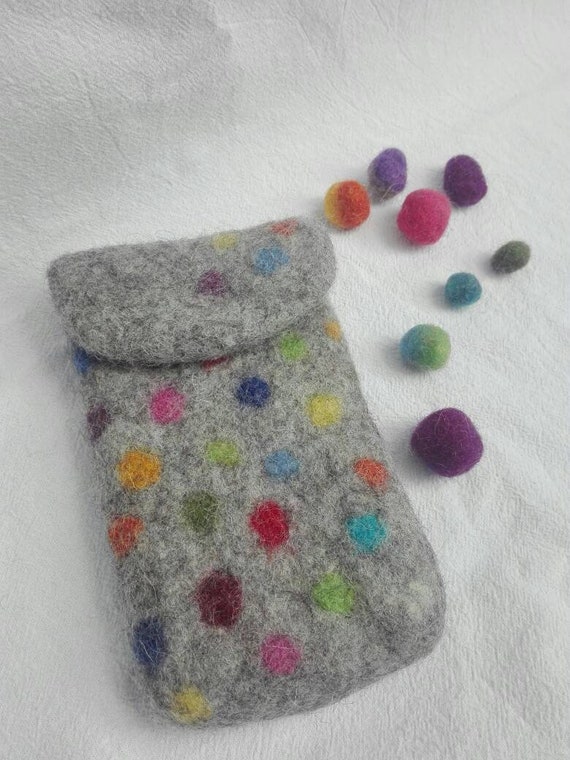 Handgefilzte Handytasche aus Tiroler Bergschafwolle mit eingefilzten bunten Punkten und Klettverschluss