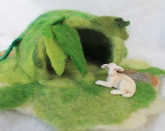 Fairy house in a leaves and grass cave, beautiful children's play mat made of hand-felted wool, dimensions 30 cm x 30 cm