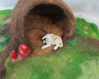 Fairy house in the tree trunk, beautiful children's play mat made of hand-felted wool, dimensions 30cmx 30 cm