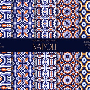Könnte beinhalten: Satz von fünf nahtlosen Mustern mit geometrischen Designs in Blau, Orange, Weiß und Gelb. Die Muster sind inspiriert von traditionellen italienischen Fliesenmustern. Der Text "NAPOLI" wird in goldener Schrift angezeigt.