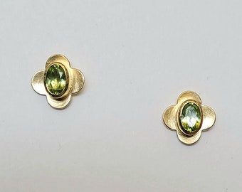 Peridot flower ear studs in 750 yellow gold oval favetted goldsmith Kreuzer