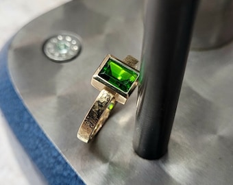Chrome diopside in 585 sate gold ring rectangle baguette fir green milled surface RW 56