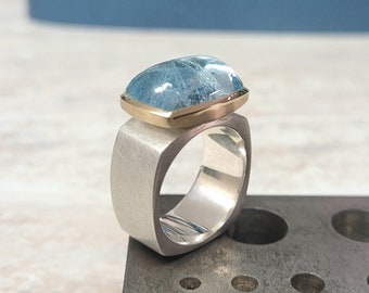 Aquamarine cabochon ring set in 925 silver and 585 rich gold by goldsmiths