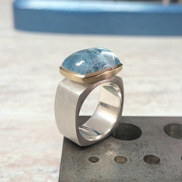 Aquamarine cabochon ring set in 925 silver and 585 rich gold by goldsmiths