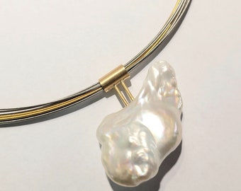 Large freshwater baroque pearl pendant with 750 gold and bicolor stainless steel choker