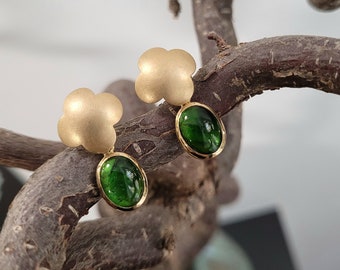 Green tourmaline stud earrings in 750 gold cabochon flower blossom quatrefoil stylized Gothic