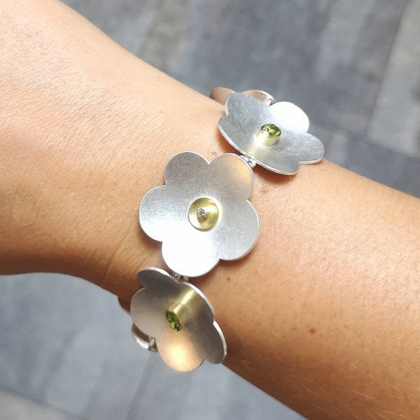 Flower bracelet in 925 silver with peridots and diamonds in 750 gold Sommer Goldschmiede