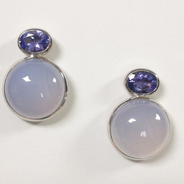 Boucles d'oreilles puces tanzanite calcédoine en platine 960 orfèvre bleu