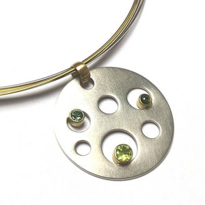 Anhänger Scheibe in 925 Silber mit Peridot, Turmalin und Smaragd in 750 Gold mit Edelstahl reif Goldschmiede Arbeit Bild 1