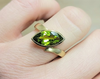 Peridot Navette ring in 750 yellow gold RW 56 goldsmith's work