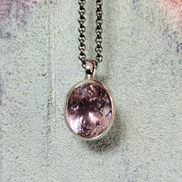 Large oval kunzite pendant in 960 platinum master goldsmith Kreuzer