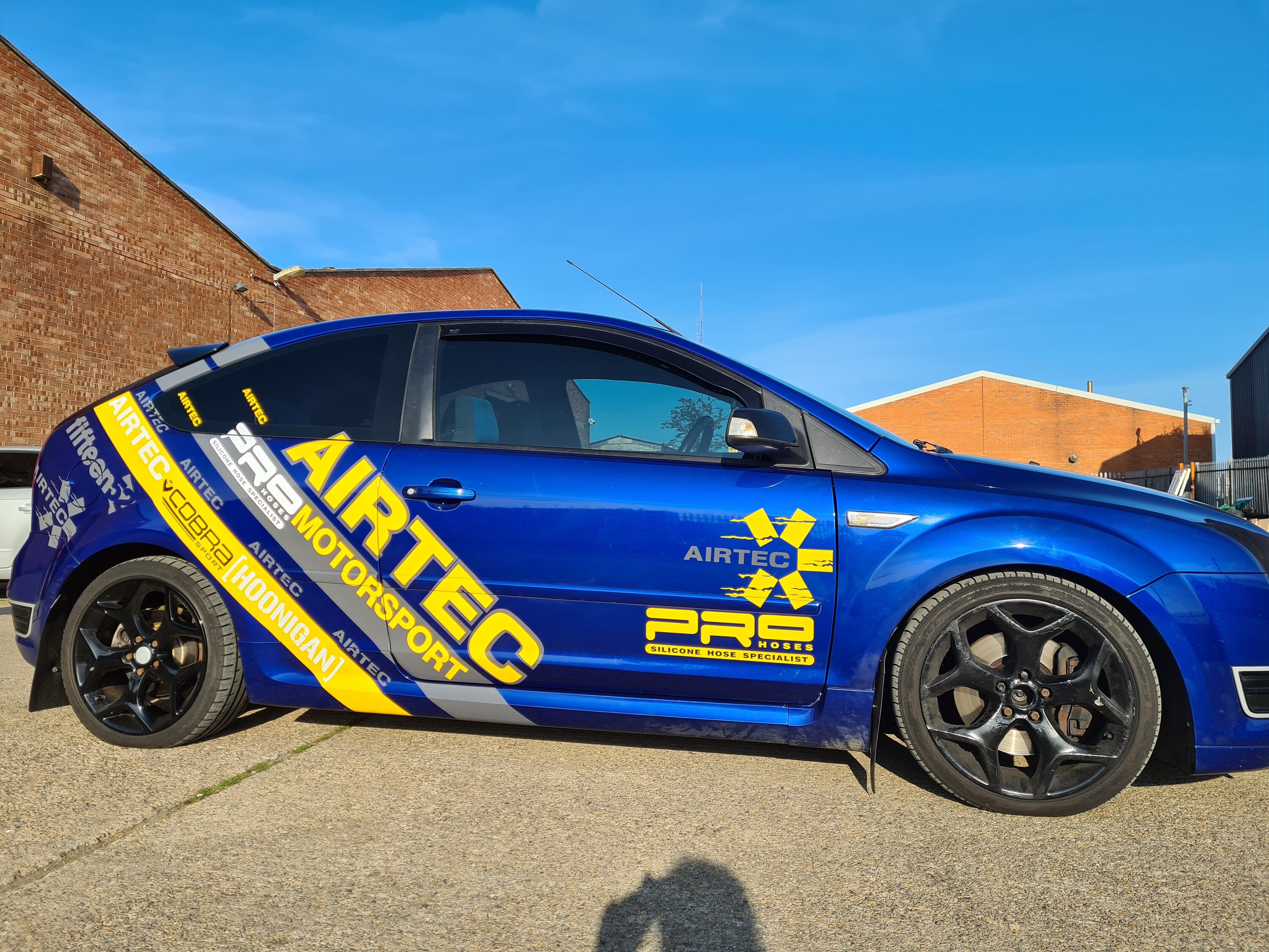 Folien-Kunst Aufkleber - Wrapping Dekor Set auf Ford Focus MK4 mit Ford  Performance Schriftzug. Erhältlich im Shop www.folien-kunst.de #folienkunst  #aufkeber #sticker #folienkunstaufkleber #folienkunststicker  #folienkunstshop #fordfocus #focusmk4