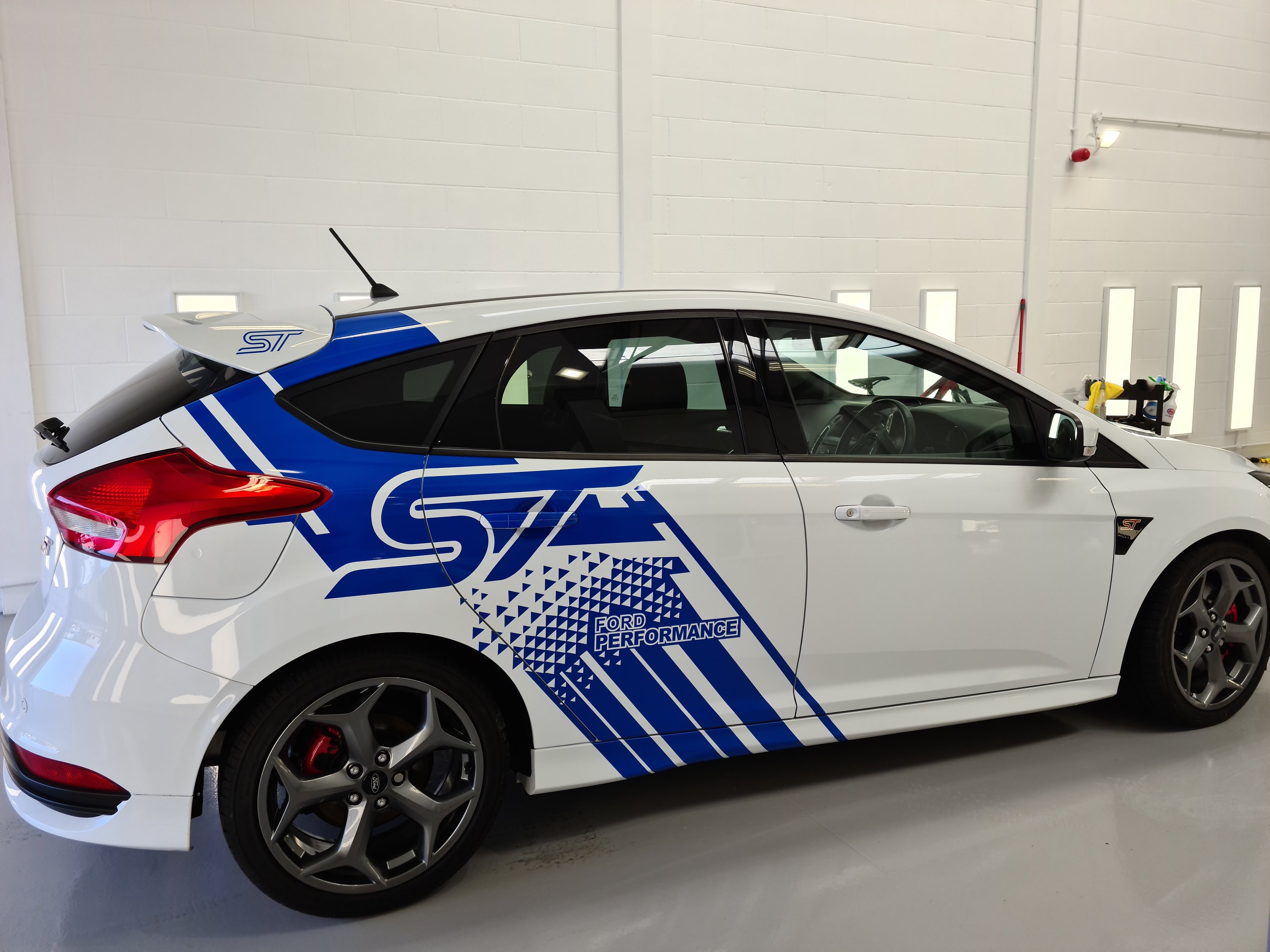 Folien-Kunst Aufkleber - Wrapping Dekor Set auf Ford Focus MK4 mit Ford  Performance Schriftzug. Erhältlich im Shop www.folien-kunst.de #folienkunst  #aufkeber #sticker #folienkunstaufkleber #folienkunststicker  #folienkunstshop #fordfocus #focusmk4