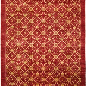 Puede incluir: Una alfombra roja con un patrón floral dorado. La alfombra tiene un diseño tradicional con detalles intrincados.