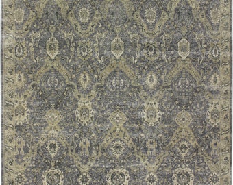 Könnte beinhalten: Ein grauer und beiger Teppich mit traditionellem Muster. Der Teppich hat ein dezentes Blumenmuster und einen Rand mit einem sich wiederholenden Muster.