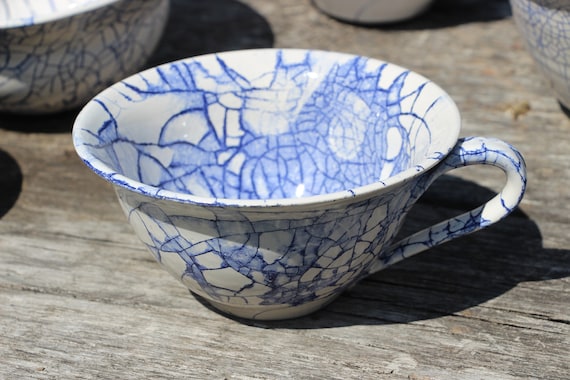Tasse, weiß-blau craqueliert