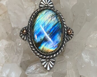 Labradorite, Grande pierre flashy, argent et or, large bande, grosse bague sterling faite à la main Statement Ring - Sz 9.75-10