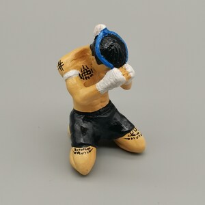 Statue d'homme de boxe vintage, sculpture de kick boxing